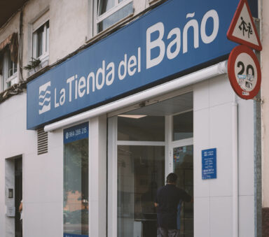 rotulo acceso la tienda del baño