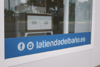 escaparate fachada la tienda del baño