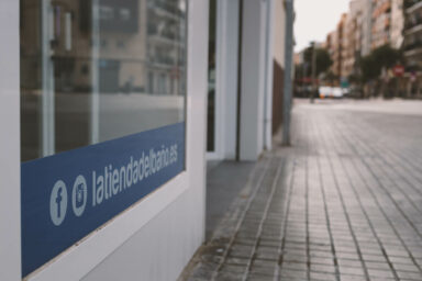 escaparate fachada la tienda del baño